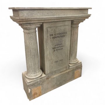 Grabstein/Grabmal, Marmoroptik grau, 2 dorische Säulen und Mittelteil auf geradem Sockel, gestufter,gerader Abschluß, H//B/T 137x120x40