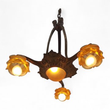 Deckenleuchter JUGENDSTIL, Messing, drei lange Blätterstreben verziert, Blütengläser bernsteinfarben, mittige Reflektorschale, Kettenaufhängung, 4 flg. E14 max.60W, H44, ø46