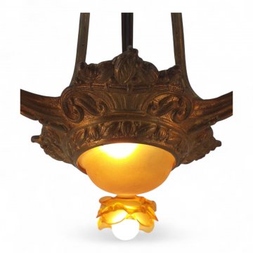Deckenleuchter JUGENDSTIL, Messing, drei lange Blätterstreben verziert, Blütengläser bernsteinfarben, mittige Reflektorschale, Kettenaufhängung, 4 flg. E14 max.60W, H44, ø46
