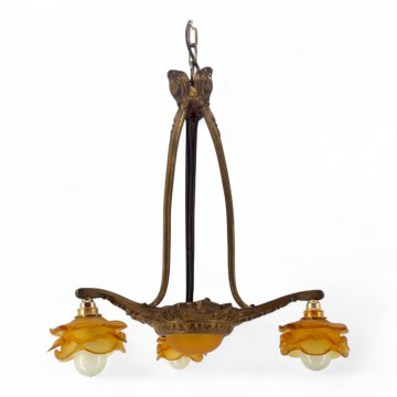 Deckenleuchter JUGENDSTIL, Messing, drei lange Blätterstreben verziert, Blütengläser bernsteinfarben, mittige Reflektorschale, Kettenaufhängung, 4 flg. E14 max.60W, H44, ø46