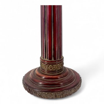 Kerzenständer 1 flg., Kunststoff bordeauxe, kannelierte Säule, gestufter Sockelfuß ø12,5, Blütenranken verziert, H30
