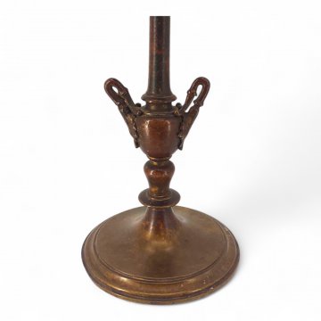 Kerzenständer, Bronze, 1 flg., zwei seitliche kleine Ausleger verzierte Akanthusblätter, Tropfschale kleine Delle. runder Socklefuß leichte Delle ø10, H21,5