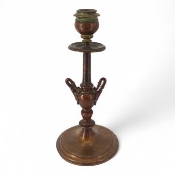 Kerzenständer, Bronze, 1 flg., zwei seitliche kleine Ausleger verzierte Akanthusblätter, Tropfschale kleine Delle. runder Socklefuß leichte Delle ø10, H21,5