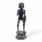 Figur STAMMESKRIEGER afrikanisch, Holz dkl.braun, Maske in den Händen haltend, aufwendige Handarbeit, H41