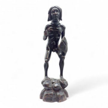 Figur STAMMESKRIEGER afrikanisch, Holz dkl.braun, Maske in den Händen haltend, aufwendige Handarbeit, H41