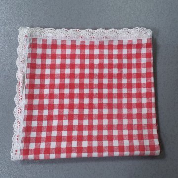 Tischdecke 100x100 rot / weiß kariert, weiße Baumwollspitze am Rand