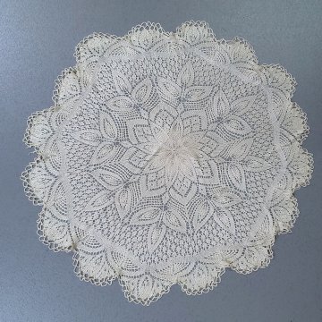 Tischdecke Ø 80 Spitze, creme, fein gestrickt, Blüte mittig, 3 Blattmuster drumherum, rund