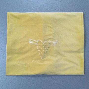 Babydecke 140x115 Samt, apfelgrüngelb, weißes aufgesticktes Herz mit Flügeln mittig