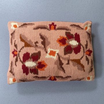 Kissen 45x35 gestickt (wie gestrickt) rosabeige, 2 Blumen dunkelrot braun hellgelb, Rückseite Pannesamt dunkelbraun 