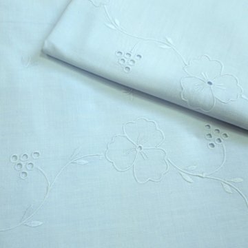 Garnitur 130x195 hellblau, Blumen + Lochstickerei + Kissen 70x75, Initiale EP
