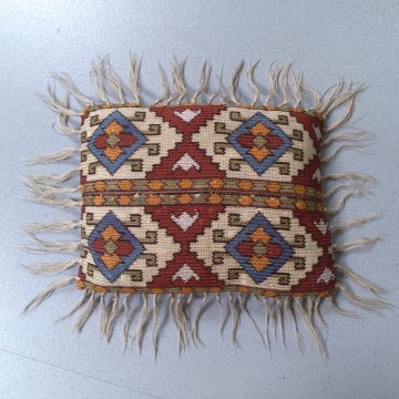 Kissen 35x50 handgesticktes rotbraun blau ocker resedagrünes Kelimmuster, lange beige Fransen / Rückseite Damast beige gestreift