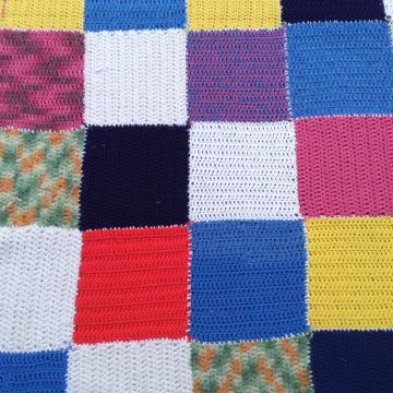 Decke 150x150 Wolle gehäkelt, Patchwork, ca. 10 cm große bunte Quadrate, weisser Kettelrand