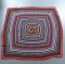 Häkeldecke 170x170 zentrales Quadrat bunt umhäkelt, rot umrandet