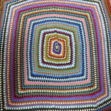 Häkeldecke 170x170 zentrales Quadrat bunt umhäkelt, rot umrandet
