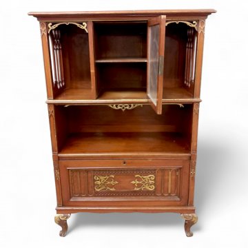 Schrank, Kirschbaum, Verzierungen gold, Glastür mittig, 3 Ablagefächer, Seiten gestäbt, Füße geschwungen, B90xH140