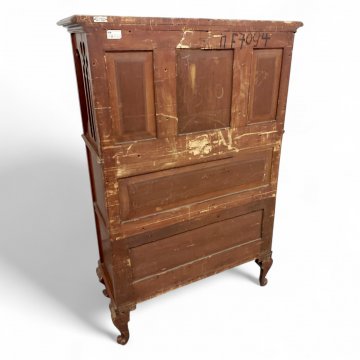Schrank, Kirschbaum, Verzierungen gold, Glastür mittig, 3 Ablagefächer, Seiten gestäbt, Füße geschwungen, B90xH140