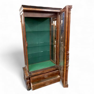 Vitrine 1880 groß 2-teil., m. Säulen, 3-seitig verglast, Unterteil m. 2 Schüben, 121x62cm, h 238cm