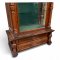 Vitrine 1880 groß 2-teil., m. Säulen, 3-seitig verglast, Unterteil m. 2 Schüben, 121x62cm, h 238cm