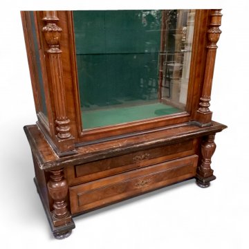 Vitrine 1880 groß 2-teil., m. Säulen, 3-seitig verglast, Unterteil m. 2 Schüben, 121x62cm, h 238cm