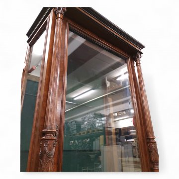 Vitrine 1880 groß 2-teil., m. Säulen, 3-seitig verglast, Unterteil m. 2 Schüben, 121x62cm, h 238cm