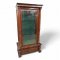 Vitrine 1880 groß 2-teil., m. Säulen, 3-seitig verglast, Unterteil m. 2 Schüben, 121x62cm, h 238cm