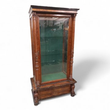 Vitrine 1880 groß 2-teil., m. Säulen, 3-seitig verglast, Unterteil m. 2 Schüben, 121x62cm, h 238cm