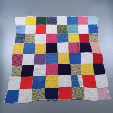 Decke 150x150 Wolle gehäkelt, Patchwork, ca. 10 cm große bunte Quadrate, weisser Kettelrand