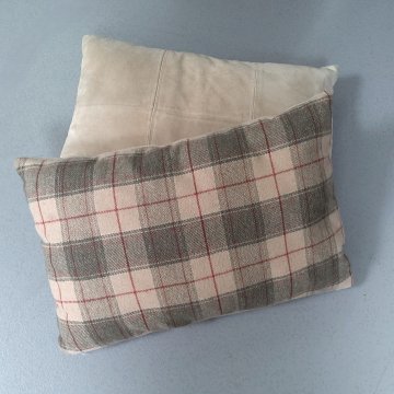 Kissen 40x60 TRAPANI vorn Karostoff beige dunkelbraun Rückseite echt Leder beige 