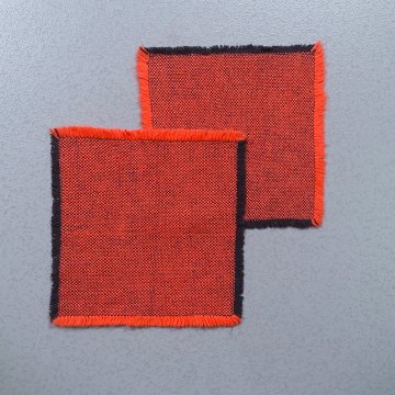 Deckchen 25x25 Dralon, schwarz rot, Fransen