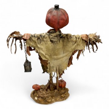 Vogelscheuche, Halloween, Kürbiskopf, Äste, zerfetzte Kleidung, Laterne an Kette