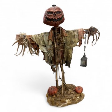 Vogelscheuche, Halloween, Kürbiskopf, Äste, zerfetzte Kleidung, Laterne an Kette