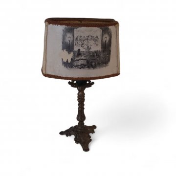 Tischlampe, Messing brüniert, geprägt, dreieckiger Fuß, 1-flg. E14