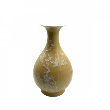 P- Vase, bauchig, senfgelb, lasiert, aufgesetzte Malerei in weiß: Kirschblütenast mit Vögeln, H: 32cm