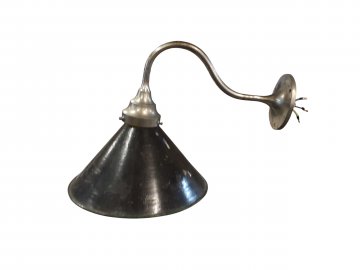 Wandlampe, Ausleger Messing, runder Blechschirm grün