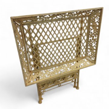 Gartenklapptisch, Metall altbeige lackiert, verziert, durchbrochen, Platte umrandet, Beine gekreuzt, L60xB45xH69