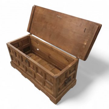 Truhe, SPA, Holz, Deckel flach, Eisengriffe, 95x45x45 cm