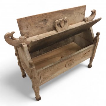 Truhe/Schrein,Holz hell, 4-füßig, Spitzdeckel mit Firstriegel, Schnitzereien