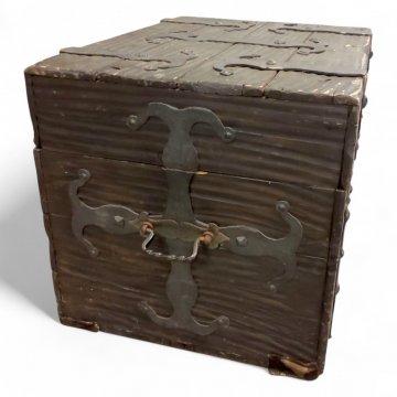 Truhe, Fichte dkl.braun geriffelt, Metallbeschläge grau geschwungen, Seitengriffe, B80xT60xH60
