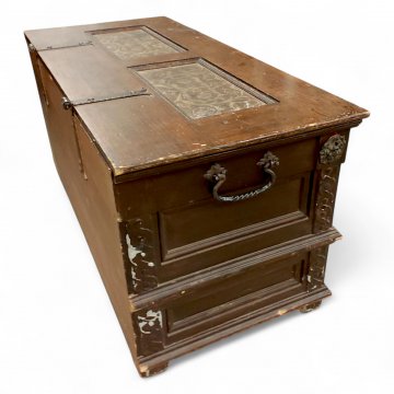 Truhe, braun lackiert, Füllungen mit Rankenmalerei beigebraun, Löwenkopfverzierungen, B125xT60xH60