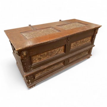 Truhe, braun lackiert, Füllungen mit Rankenmalerei beigebraun, Löwenkopfverzierungen, B125xT60xH60