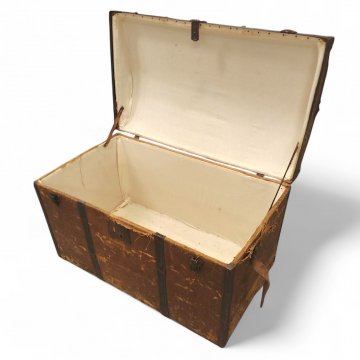 Truhe, Leinenverkleidung dkl.braun mit Metallleisten schwarz, Deckel gerundet, Seitengriffe Leder, B81xT47xH54