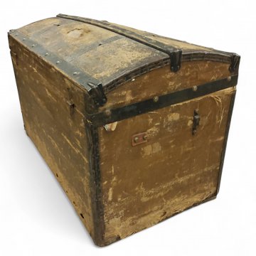 Truhe, Leinenverkleidung dkl.braun mit Metallleisten schwarz, Deckel gerundet, Seitengriffe Leder, B81xT47xH54