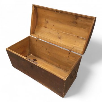 Truhe,Holz dkl.braun, Runddeckel, Eisenbänder u. Griffe, abschließbar, H/B/T 52x92x48