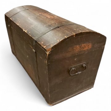 Truhe,Holz dkl.braun, Runddeckel, Eisenbänder u. Griffe, abschließbar, H/B/T 52x92x48