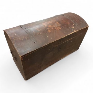 Truhe,Holz dkl.braun, Runddeckel, Eisenbänder u. Griffe, abschließbar, H/B/T 52x92x48