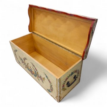Truhe TITTISEE,Holz beige, Deckel,Front u. Seiten mit Bauernmalerei (Blumenmotiv),seitl. Griffe (Schmiedeeisen), Kugelfüße, H/B/T 49x105x42