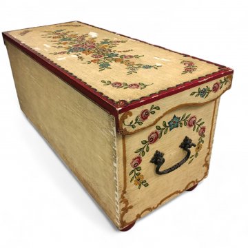Truhe TITTISEE,Holz beige, Deckel,Front u. Seiten mit Bauernmalerei (Blumenmotiv),seitl. Griffe (Schmiedeeisen), Kugelfüße, H/B/T 49x105x42