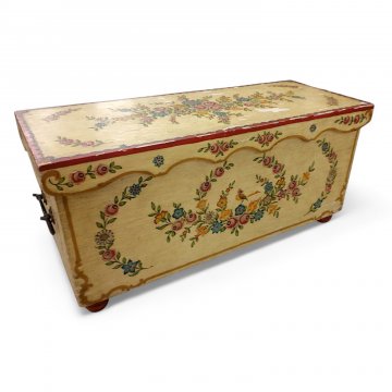Truhe TITTISEE,Holz beige, Deckel,Front u. Seiten mit Bauernmalerei (Blumenmotiv),seitl. Griffe (Schmiedeeisen), Kugelfüße, H/B/T 49x105x42