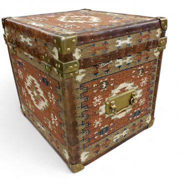Truhe,Würfelform,Kanten Lederbesatz, Ecken und Griffe Messing, Flächen Stoffbespannung rot mit Ethnomuster, H/B/T 55x55x50
