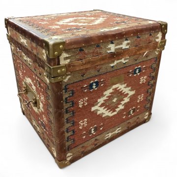 Truhe,Würfelform,Kanten Lederbesatz, Ecken und Griffe Messing, Flächen Stoffbespannung rot mit Ethnomuster, H/B/T 55x55x50